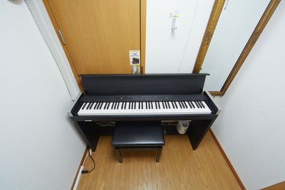 足元にコンセント有り（電子ピアノの下） - フィアルサロン【渋谷／表参道／南青山】🎹ピアノ📶高速WIFI 防音室C(P)【電子ピアノ】WIFI即決の設備の写真