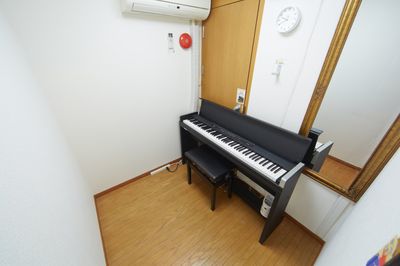 ミニテーブを使ってデスクワークも可能です（演奏音出し以外ではリモート面談やリモートワーク、オンライン会議でよくご利用いただいております） - フィアルサロン【渋谷／表参道／南青山】🎹ピアノ📶高速WIFI 防音室C(P)【電子ピアノ】WIFI即決の室内の写真