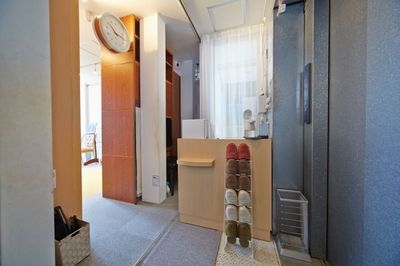 ビル７階が当館となります（隣のビルにはスターバックスが御座います。駅から来られる際には目安になります。） - フィアルサロン【渋谷／表参道／南青山】🎹ピアノ📶高速WIFI 防音室C(P)【電子ピアノ】WIFI即決の入口の写真