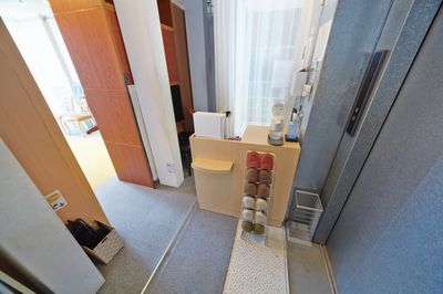 エレベータ前（スリッパに履き替えてのご入室お願いいたします） - フィアルサロン【渋谷／表参道／南青山】🎹ピアノ📶高速WIFI 防音室C(P)【電子ピアノ】WIFI即決の入口の写真