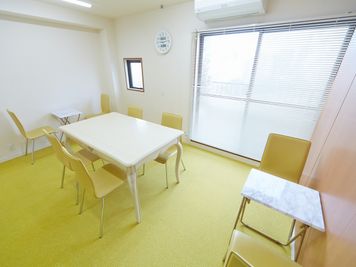 アクリルパーテーション有り - スポロスタジオ【溝の口駅徒歩２分】🎹ピアノ📶高速WIFI レンタルスペース／Aルーム【駅２分】の室内の写真