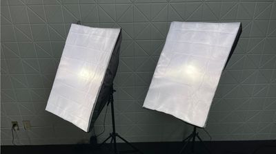 本格的な照明機器：LEDライト + 50x70cmソフトボックス - レンタルスタジオ 301 - B Bright新宿301の設備の写真