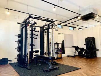ナチュラルでおしゃれなトレーニングジム / ラウンジ・更衣室完備 - LILA Fitness Studio