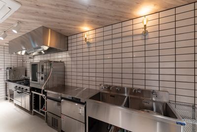 本格的なキッチン設備でお料理教室にオススメです。１階のBARスペースもご利用可能です。 - Cafe & Bar(仮)