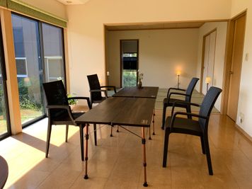 テーブル2台使用時 - 国見のレンタルスペースの室内の写真