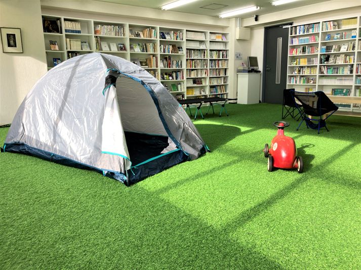 本に囲まれた屋内公園。芝生とテントの空間で天気を気にせず気分を変えて - BOOK PARK ちばぎんざ 本に囲まれた屋内公園の室内の写真