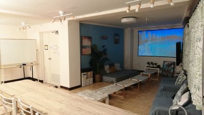 明かりの部分点灯も可能！
迫力＆高音質の大画面スクリーン
映画鑑賞、スポーツ観戦、ゲーム大会
で盛り上がろう✨ - 🌴ALOHAスマイル🌴広々50㎡🎵 アロハスマイル　自然光✨ひろびろ＆やわらか床マットの室内の写真