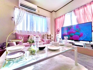 柔らかな日差しが降り注ぎます
3/3以降、ガラステーブルはございません - パーティ・誕生日会【コンビニ0分】オオノビル305「ロココ川口」 ハロウィン🎃2面採光✨ママ会👶優しい日差し💗癒し系スペースの室内の写真