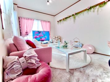 最大１０名様まで着席可能
3/3以降、ガラステーブルはございません - パーティ・誕生日会【コンビニ0分】オオノビル305「ロココ川口」 ハロウィン🎃2面採光✨ママ会👶優しい日差し💗癒し系スペースの室内の写真