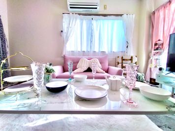 女子会・推し会に最適
3/3以降、ガラステーブルはございません - パーティ・誕生日会【コンビニ0分】オオノビル305「ロココ川口」 ハロウィン🎃2面採光✨ママ会👶優しい日差し💗癒し系スペースの設備の写真