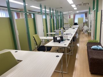 東大和市初のテレワークレンタルスペースは、清潔快適・室内広々・換気良好・リラックスグッズ無料、仕事効率がアップ。 - グリーンビル「グリーンオフィス」