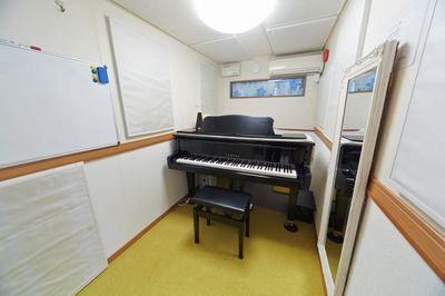ホワイトボード／ハンガーあり - フィアルサロン【渋谷／表参道／南青山】🎹ピアノ📶高速WIFI 防音室A【グランドピアノ】WIFI（即決の室内の写真
