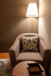 ゆったりとした座り心地の良いソファーがあります。 - kaon R レンタルサロン　kaonRの室内の写真