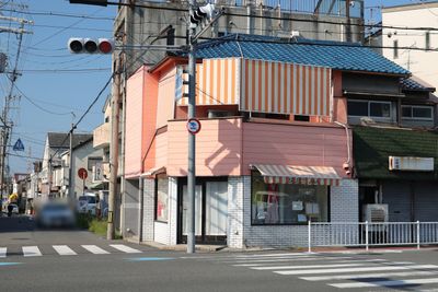 近鉄若江岩田駅から商店街をてくてく１１分。菱屋東交差点から見たスペースです。入口は建物左手、関西みらい銀行に面したガラス張りの入口よりお入りください。 - ２４時間営業！お一人様専用レンタルダンススペースジーナ！ 【お一人様専用】【完全禁煙】【土足使用】レンタルダンススペースの外観の写真