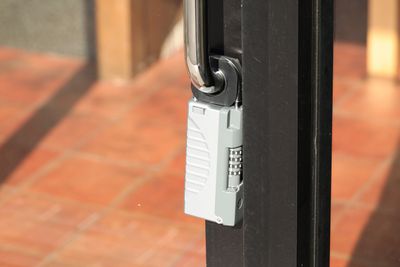 鍵はキーボックスに入っています。 - ２４時間営業！お一人様専用レンタルダンススペースジーナ！ 【お一人様専用】【完全禁煙】【土足使用】レンタルダンススペースの入口の写真