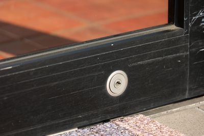 鍵穴はドアの下部にあります。

建物内に入りましたら鍵穴裏にあるロックを回して施錠してくださいね。 - ２４時間営業！お一人様専用レンタルダンススペースジーナ！ 【お一人様専用】【完全禁煙】【土足使用】レンタルダンススペースの入口の写真