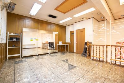 CDコンポ、スピーカー、スマホスタンド、ホワイトボード、椅子や机などもご自由にお使いくださいね。
 - ２４時間営業！お一人様専用レンタルダンススペースジーナ！ 【お一人様専用】【完全禁煙】【土足使用】レンタルダンススペースの室内の写真