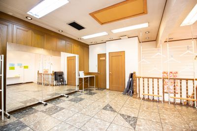 ２階のダンススペースです。
思う存分楽しんでください。

暑いときはエアコン横に扇風機もありますので是非お使いください。 - ２４時間営業！お一人様専用レンタルダンススペースジーナ！ 【お一人様専用】【完全禁煙】【土足使用】レンタルダンススペースの室内の写真