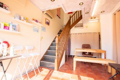 建物内に入られましたら左手の階段を２階へ。階段上り始めの左手壁に階段の電源スイッチがありますので必要であればONにしてください。 - ２４時間営業！お一人様専用レンタルダンススペースジーナ！ 【お一人様専用】【完全禁煙】【土足使用】レンタルダンススペースの室内の写真