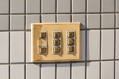 入口左手に電源スイッチがありますので全てONにしてお入りください。

 - ２４時間営業！お一人様専用レンタルダンススペースジーナ！ 【お一人様専用】【完全禁煙】【土足使用】レンタルダンススペースの入口の写真