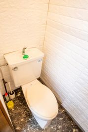 同じ階にトイレがあります。 - ２４時間営業！お一人様専用レンタルダンススペースジーナ！ 【お一人様専用】【完全禁煙】【土足使用】レンタルダンススペースの設備の写真