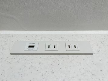 2AC,1USBポートが2つあります。 - GARAGE MACHIDA 南大谷店 町田フリードリンク付レンタル完全個室（A席）/駐車場無料の設備の写真