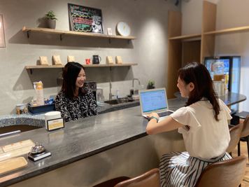 スタッフが常駐していますので、不明点などございましたらお気軽に話しかけてください。 - GARAGE MACHIDA 南大谷店 町田フリードリンク付レンタル完全個室（A席）/駐車場無料の設備の写真