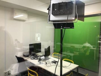 八王子8Beat 8Beatスタジオ（動画撮影・ラジオ録音向け防音室）の室内の写真