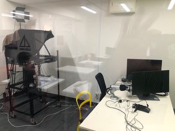 八王子8Beat 8Beatスタジオ（動画撮影・ラジオ録音向け防音室）の室内の写真