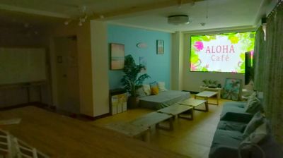 みんなでDVD映画鑑賞、音楽鑑賞🎵
テレビゲーム、地デジ視聴もOK
夜更かしして楽しもう❣
各種ネットテレビ📺も
ラクラク視聴ＯＫ🎵

 - 🌴ALOHAスマイル🌴広々50㎡🎵 アロハスマイル　自然光✨ひろびろ＆やわらか床マットの室内の写真