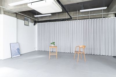 椅子や観葉植物も空間を彩ります。撮影小物としても使えます。 - co-space AKASAKAの室内の写真