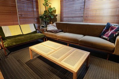 ソファ席は6~8人ほど、周りも腰かけられるので、ゆっくり語らうスペースとしておすすめ。 - バーカウンターやソファが充実のラウンジ/パーティ・スタジオ利用にの室内の写真