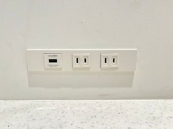 コンセント2AC+1USBポート - GARAGE MACHIDA 南大谷店 【就活オンラインブース】GARAGE MACHIDA個室（B席）の設備の写真