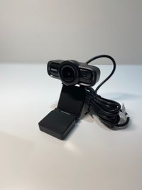 WEBカメラも無料で貸出しします。 - GARAGE MACHIDA 南大谷店 【就活オンラインブース】GARAGE MACHIDA個室（B席）の設備の写真