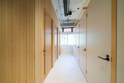 左手真ん中の席です。 - GARAGE MACHIDA 南大谷店 【就活オンラインブース】GARAGE MACHIDA個室（B席）の室内の写真