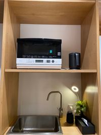 水場がスペース内に完備されています。電子レンジ、ポッドはどなたでもご自由にお使い頂けます。 - GARAGE MACHIDA 南大谷店 【就活オンラインブース】GARAGE MACHIDA個室（B席）の設備の写真