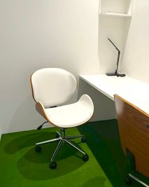 長時間座っていても疲れにくい椅子。前後移動しやすいキャスター付き
 - GARAGE MACHIDA 南大谷店 町田フリードリンク付レンタル完全個室（A席）/駐車場無料の設備の写真