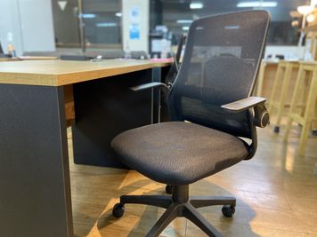 長時間座っていても疲れにくい椅子。前後移動しやすいキャスター付き
 - GARAGE WASEDA 【貸し会議室】社会人用の設備の写真