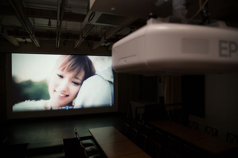 200インチ程の大きいスクリーン、映像の観覧に。 - UNICO西梅田の室内の写真