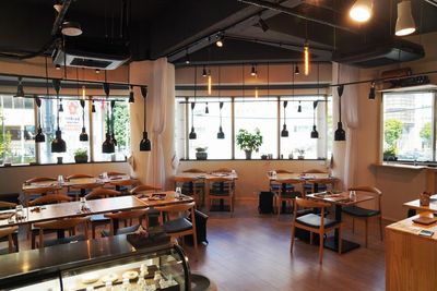 着席30名　全面窓　外光たっぷりで開放感あります。 - メトロシティ小伝馬町２０２　Ｃｒａｆｔ　ｄｉｐ　３ｎｏｗａ 日本橋小伝馬町　Craftdip 3nowa　レストランカフェ　の室内の写真