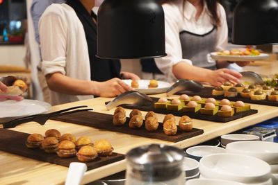 カウンターに料理を並べてパーティ - メトロシティ小伝馬町２０２　Ｃｒａｆｔ　ｄｉｐ　３ｎｏｗａ 日本橋小伝馬町　Craftdip 3nowa　レストランカフェ　の室内の写真