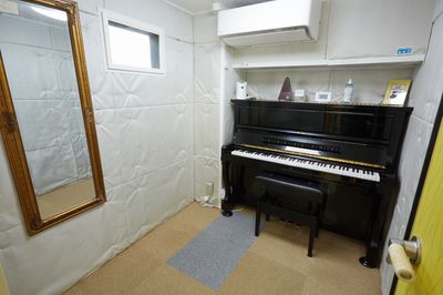 ２部屋目は防音室（Ｂルーム）アップライトピアノ有り - ブリアサロン用賀駅 南口徒歩１分 （３部屋利用）ルームC＋防音室A+B（ピアノ）【WIFI】の室内の写真