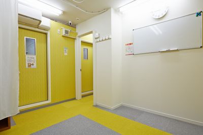隣あった２部屋をご利用いただけます（黄色のドアの先が防音室） - ブリアサロン【世田谷-用賀駅 歩１分】🎹ピアノ📶高速WIFI （３部屋利用）ルームC＋防音室A+B（ピアノ）【WIFI】の室内の写真
