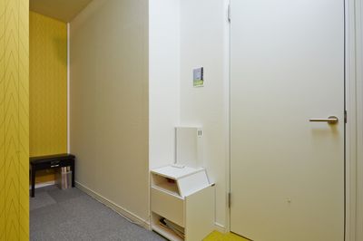 左の奥がトイレです。白い扉の先に防音室Ｂがあります。 - ブリアサロン用賀駅 南口徒歩１分 【即決】ピアノ防音室B（WIFIのその他の写真