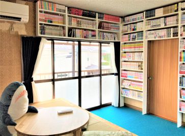本棚に囲まれた空間でリモートワークやリラックスに最適！ - 大宮台ひだまりと本の家