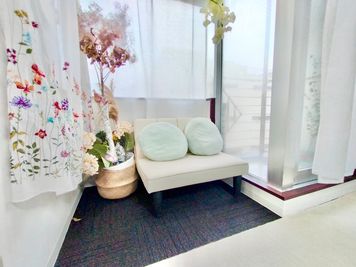 二人がけソファ、二つ、合わせて
（１７０センチ） - 荻窪駅近レンタルサロン会議室 荻窪駅近サロンキレイな会議室の室内の写真