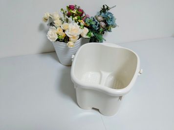 フットバス。適温のお湯を入れて。
洗っておいてね。 - 荻窪駅近レンタルサロン会議室 荻窪駅近サロンキレイな会議室の設備の写真