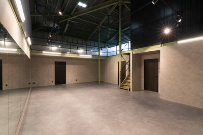 天井も高く開放的なスペースです。 - DANCE STUDIO TRIGER SECONDの室内の写真