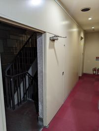 階段の電気が暗い為、奥のエレベーターをご利用下さい。
エレベーターが工事中等で使えない時は手前階段のご利用をお願いします。 - 田中ビル301号 【多目的スペース】 ニューリド南浦和 (休憩や会議室に)の入口の写真