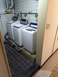 空の洗濯機の中へお願いします。
電気は自動で点きます。 - 田中ビル301号 【多目的スペース】 ニューリド南浦和 (休憩や会議室に)の設備の写真